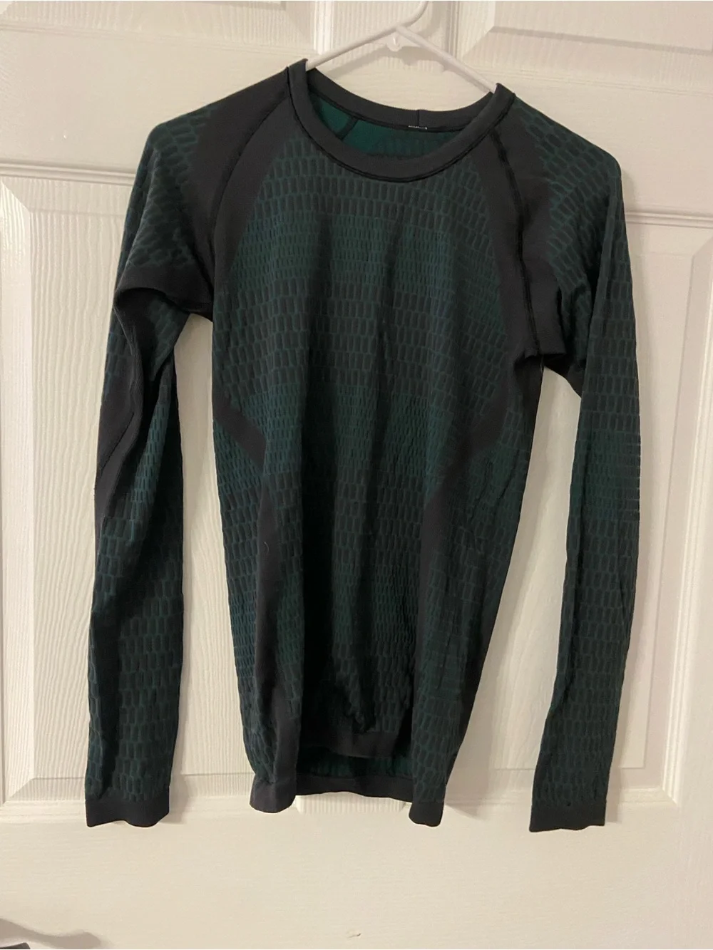 LULULEMON Black-Teal Green Active/Thermal Pullover Top